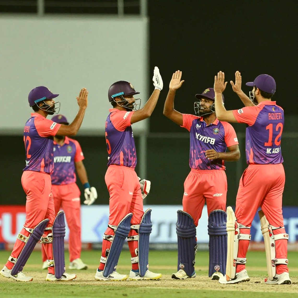 আবুধাবির মাঝমাঠে আফগান স্পিন: ত্রিদেশীয় ওয়ানডেতে যে প্রশ্ন শিশির লুকিয়ে রাখে আবুধাবির মাঝমাঠে আফগান স্পিন: ত্রিদেশীয় ওয়ানডেতে যে প্রশ্ন শিশির লুকিয়ে রাখে