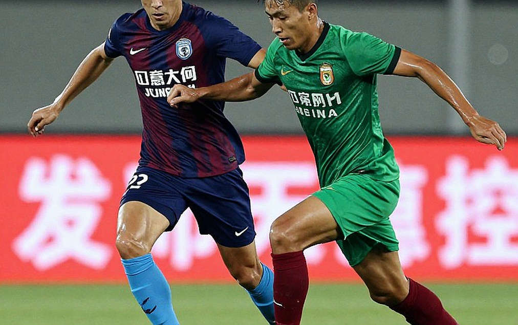 A Football Platform, a Football-Free Headline: The Gap Between Traffic and Sporting Value